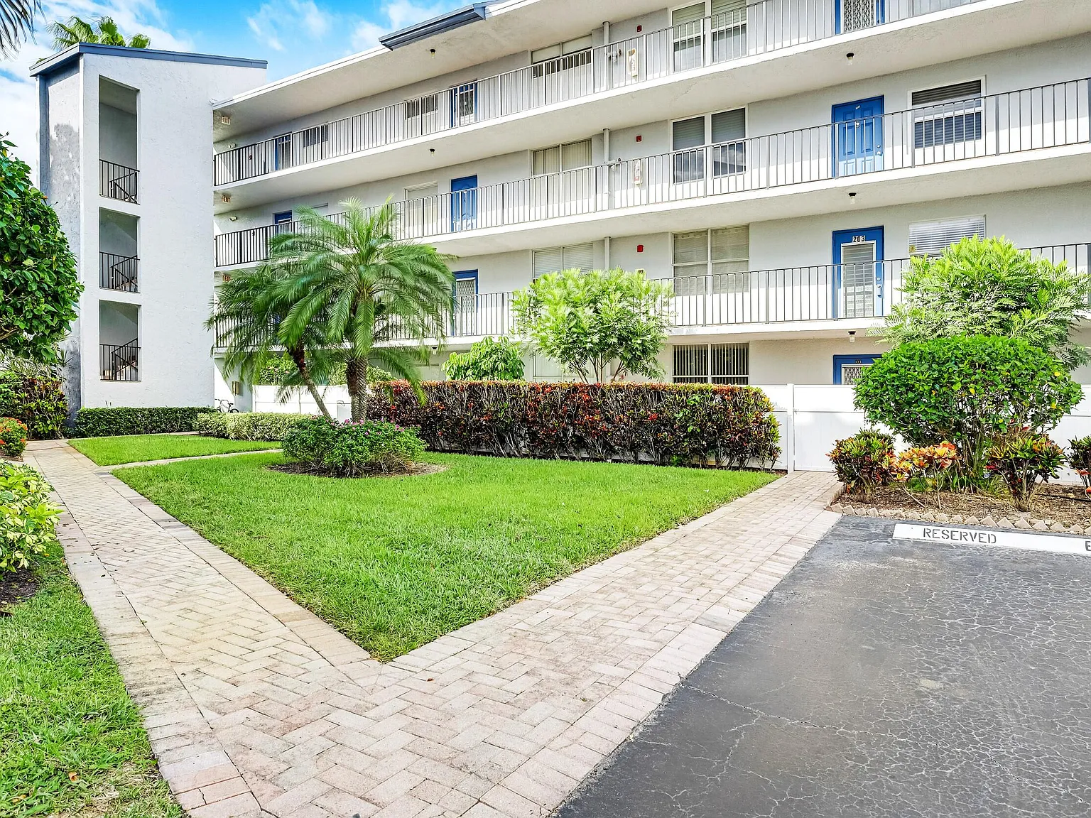 2 bed, 2.0 bath, 1044 sqft, $2,000 — Photo 1