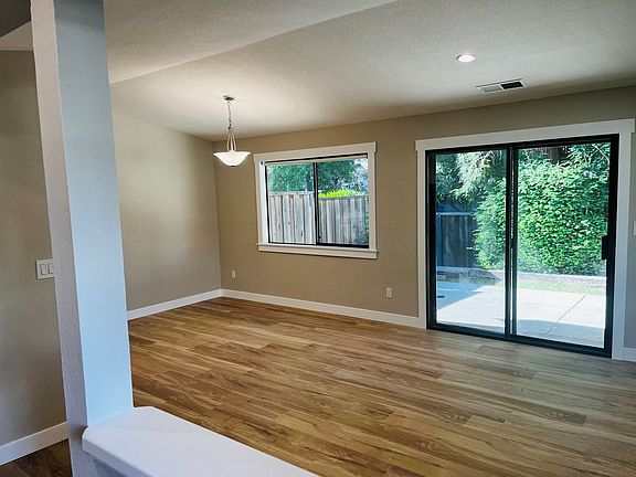 4th image of 29 Glen Valley Cir