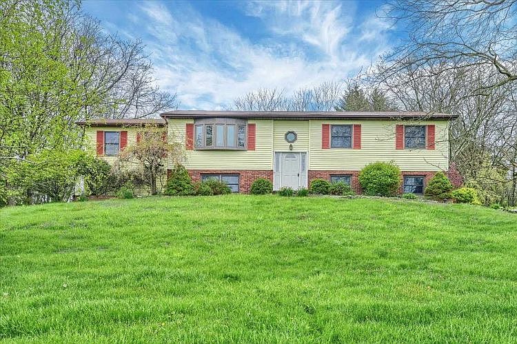 2nd image of 16 Spring Hill Ct