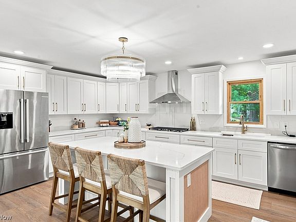 5th image of 10561 Albion Rd