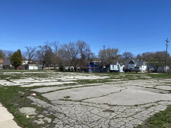 1017 S Memorial Dr, Racine, WI 53403