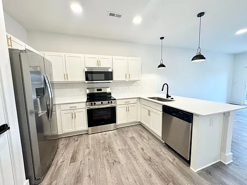 175 Black St W Photo 1