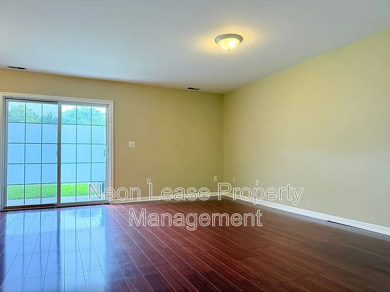 3 bed, 2.5 bath, 1540 sqft, $1,795 — Photo 2