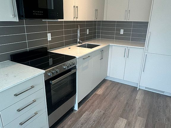 2nd image of 2075 King Rd #202
