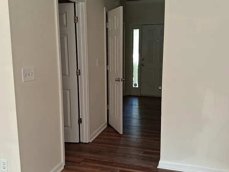 105 N Oakland Cir — Photo 2