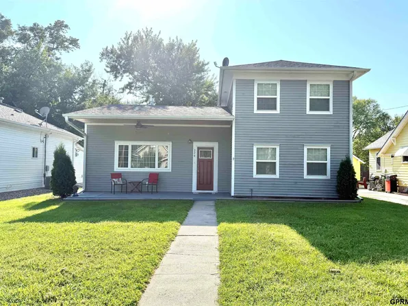 326 N 9th St, Geneva, NE 68361