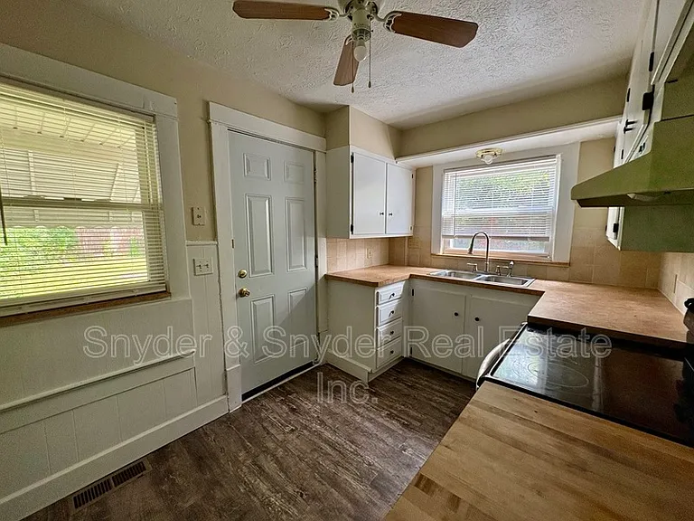 2307 & 2309 SW 22nd St SW — Photo 7