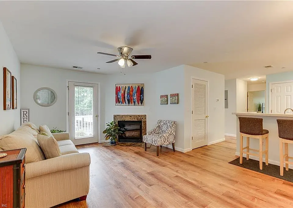 3 bed, 1270 sqft, $2,245 — Photo 2