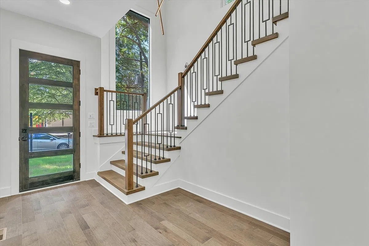 4 bed, 2391 sqft, $5,000 — Photo 2