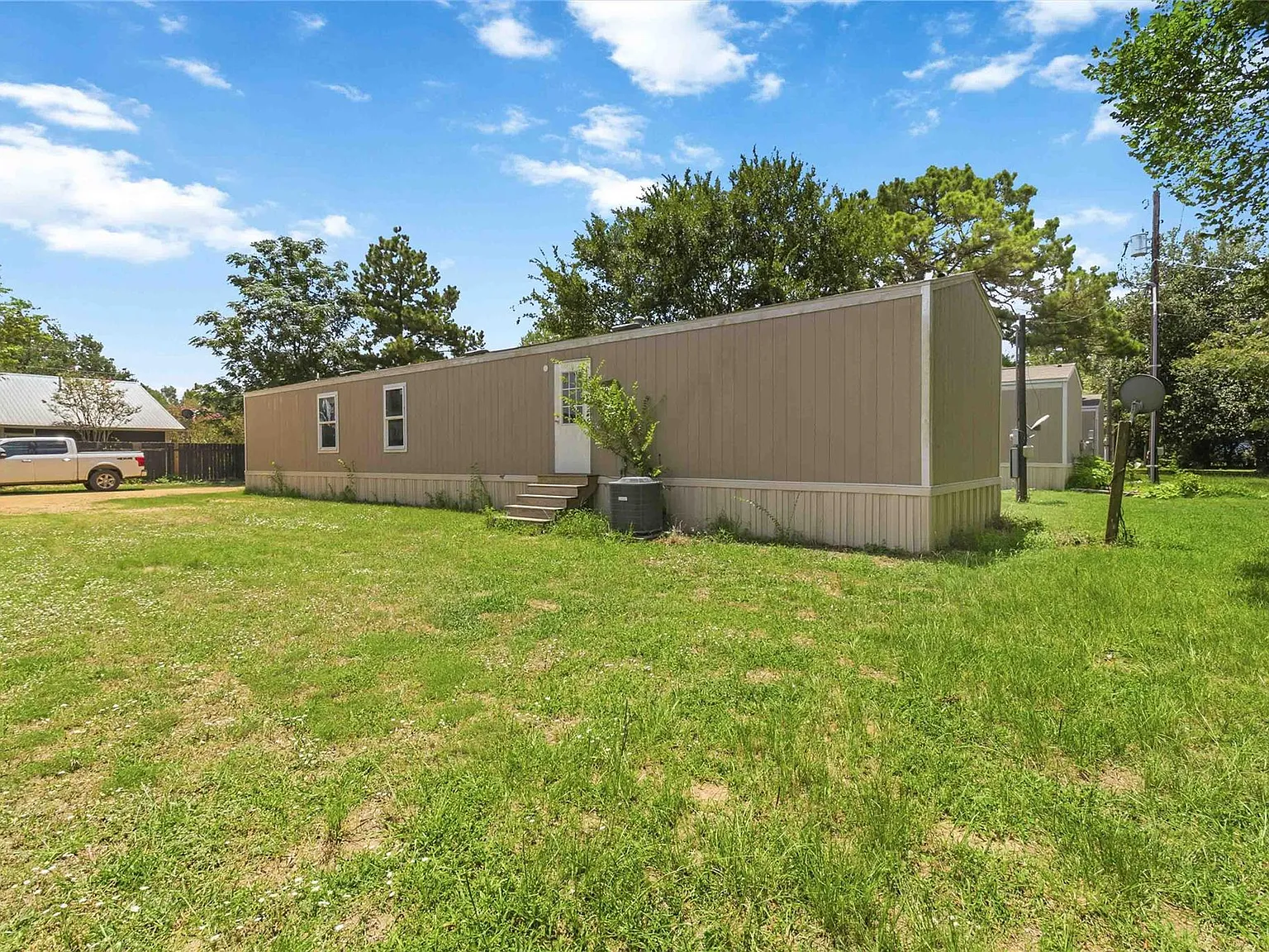 3 bed, 2.0 bath, 902 sqft, $1,399 — Photo 4