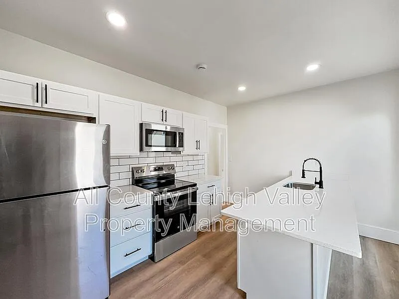 2 bed, 1.0 bath, 718 sqft, $1,595 — Photo 2