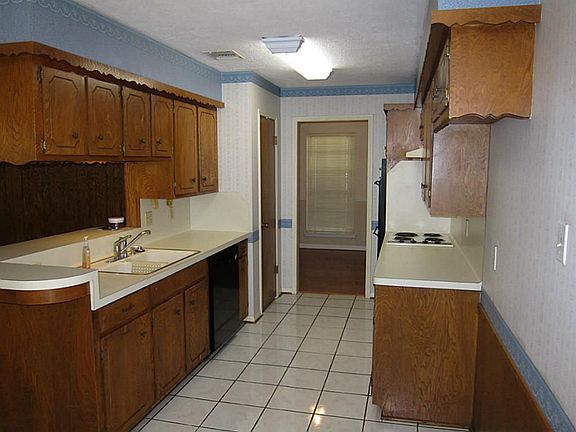 GOOD SIZED KITCHEN WITH DOUBLE OVEN