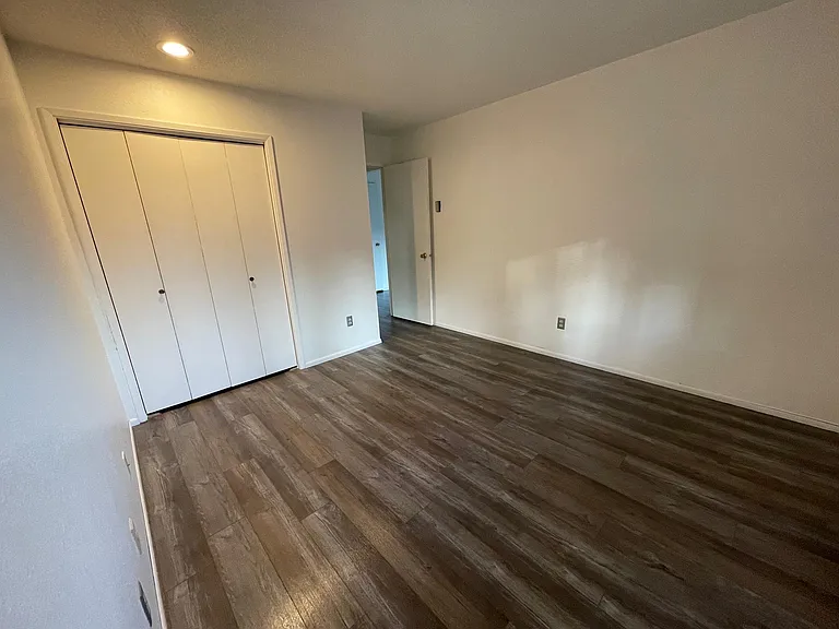 1004 E South St #6 — Photo 11