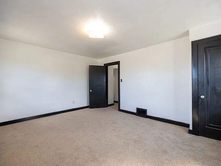 223-225 W Trail St — Photo 26
