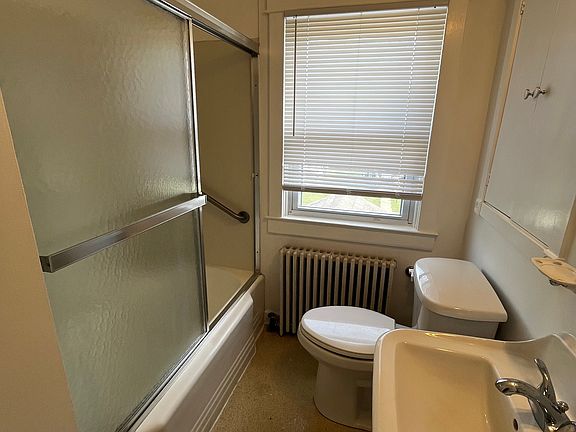 Full bathroom/shower/tub