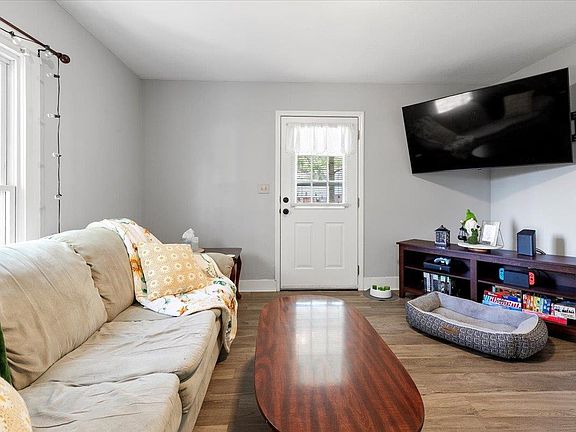 5th image of 506 Lester St