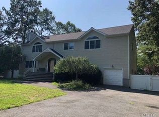 6 Community Ct, Mount Sinai, NY 11766