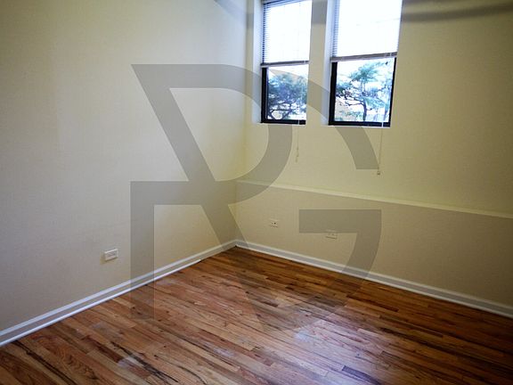 4th image of 1444 W Byron St N #1448-G