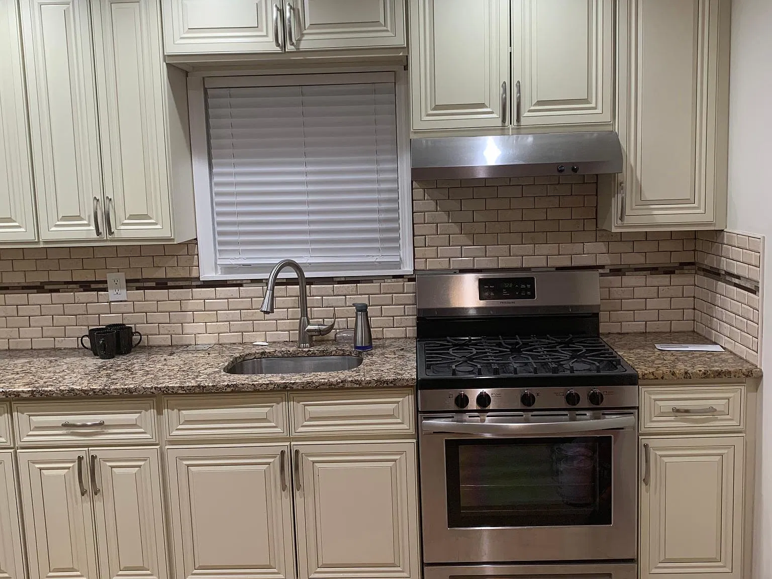 3 bed, 1000 sqft, $3,000 — Photo 2