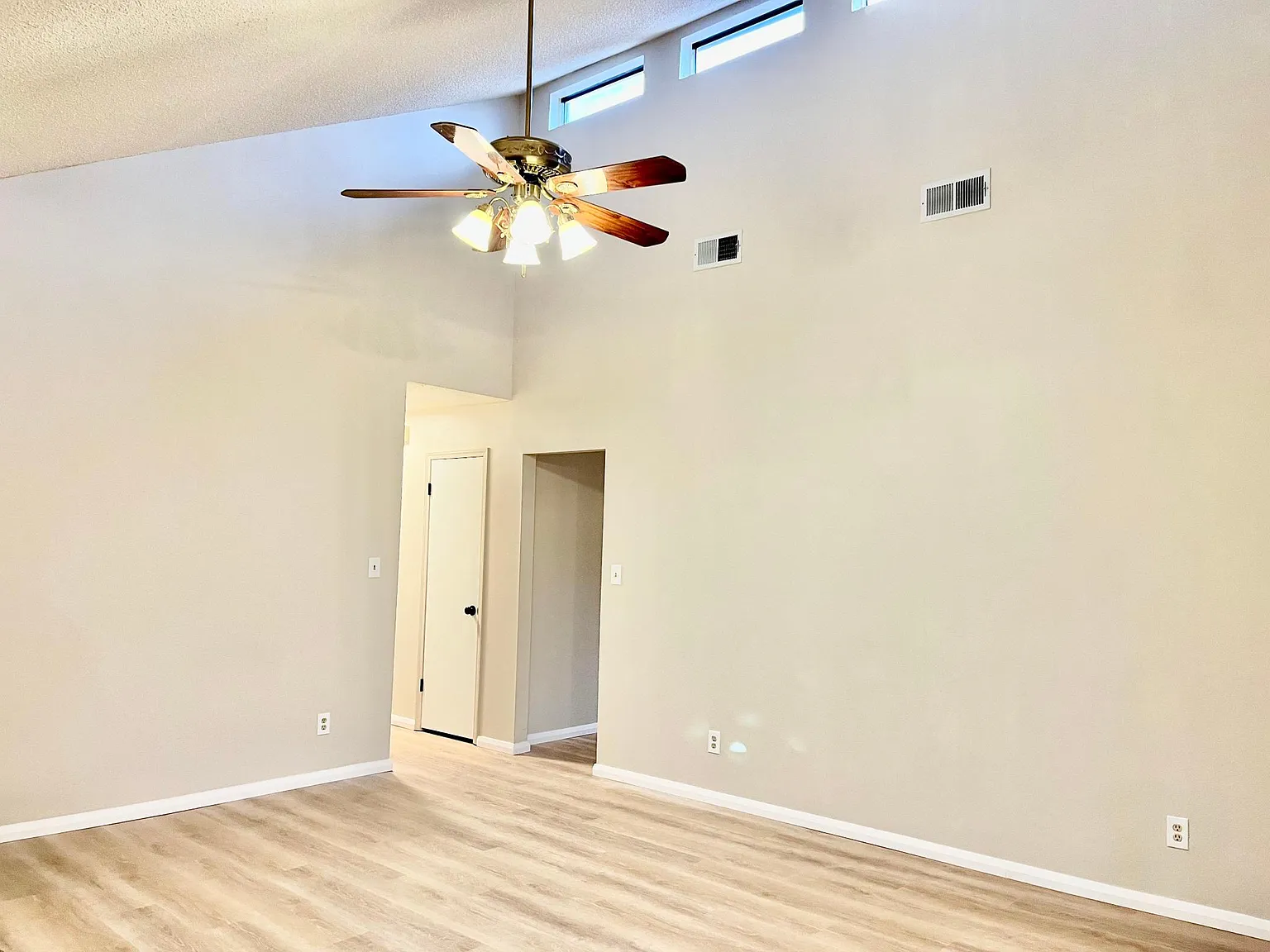 4420 Eastpointe Dr — Photo 3