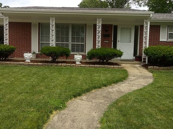 Charming walk to the front 