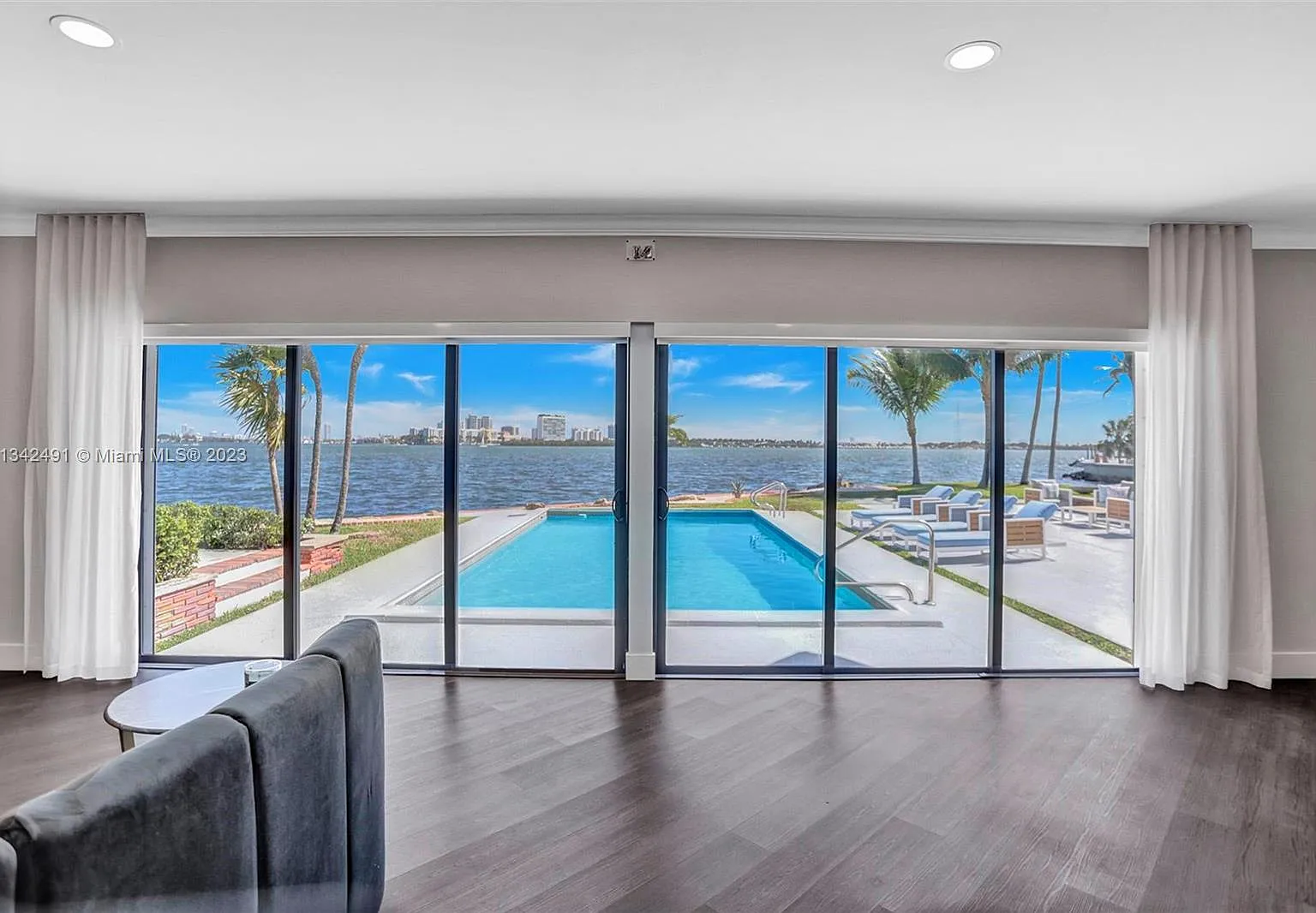 Amd Pl Biscayne Pines — Photo 1