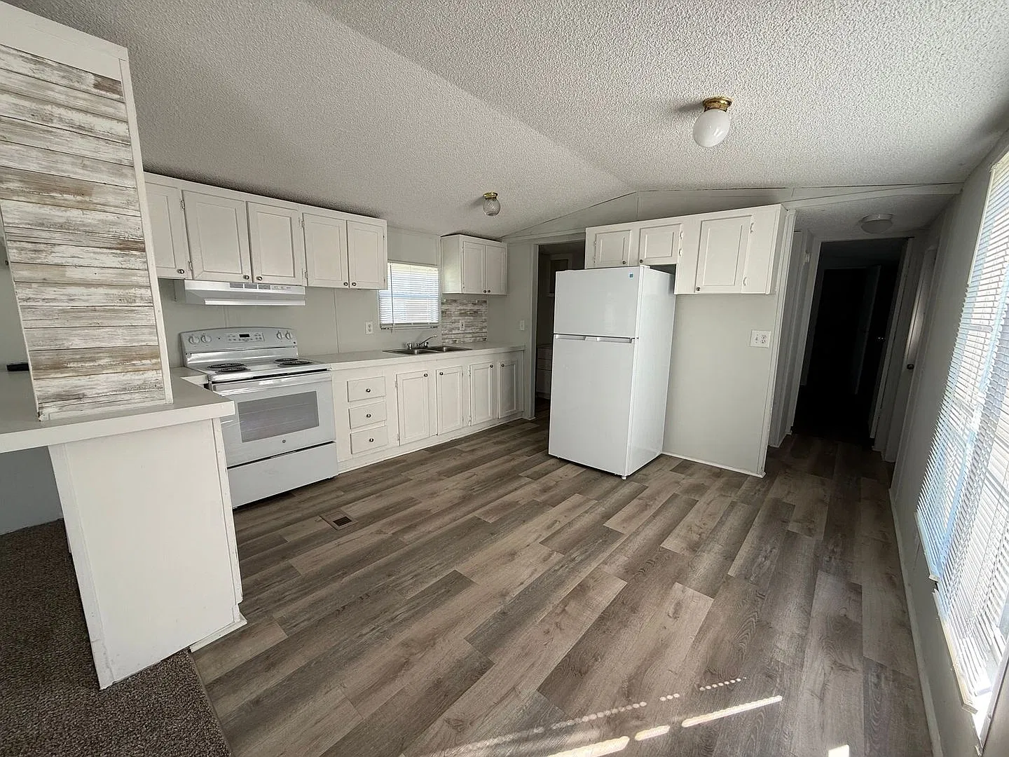 3 Bedroom, 2 Bath Mobile Home — Photo 3