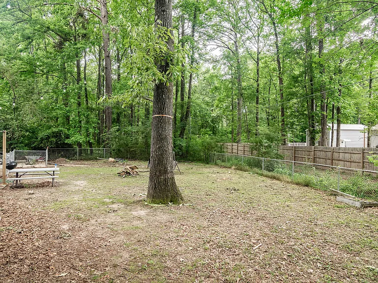 908 Crawford Cir — Photo 16