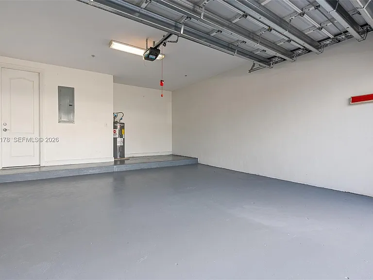 1772 NE 9th St #7 — Photo 24