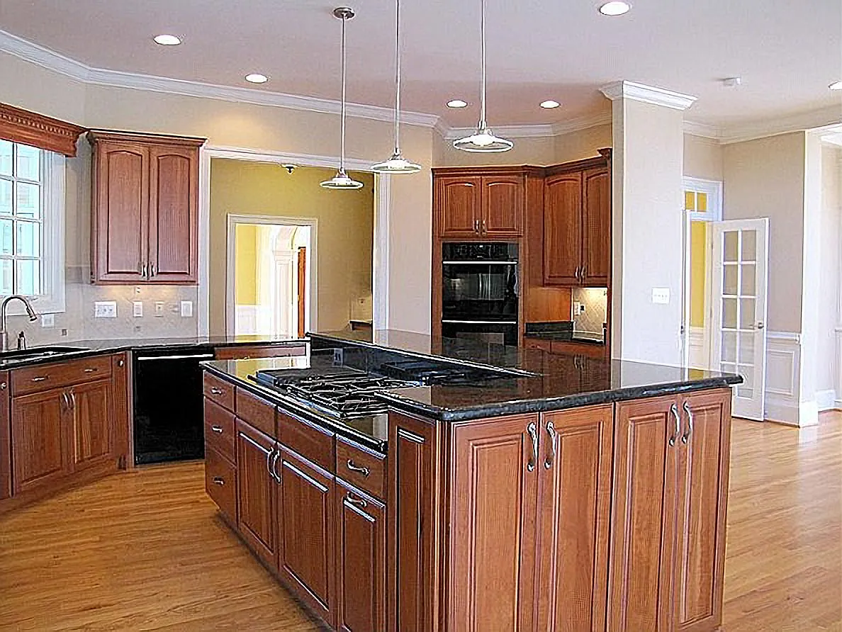 5 bed, 6.5 bath, 7200 sqft, $8,950 — Photo 2