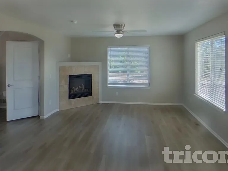 2728 Sierra Springs Dr — Photo 2