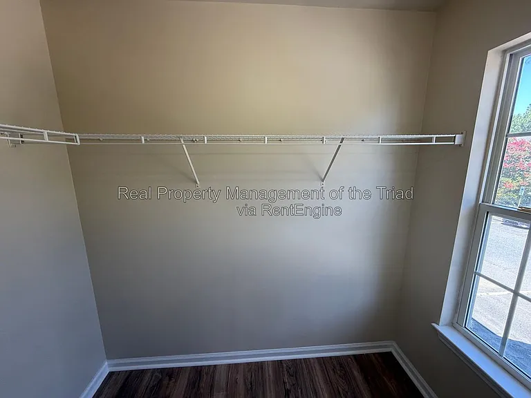 1258 Burton Ave — Photo 11