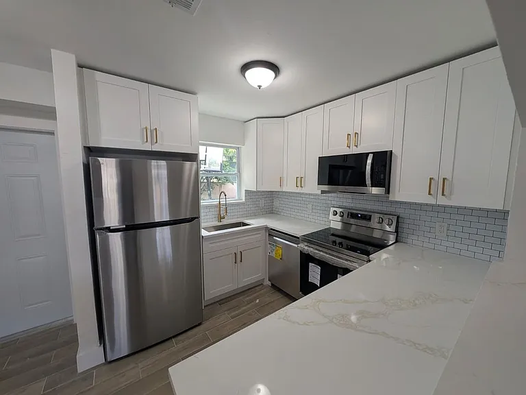 1733 NW 18th St — Photo 3