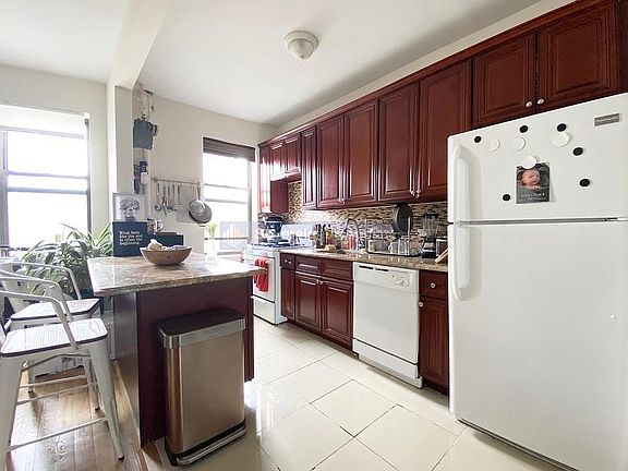 4th image of 165 Pinehurst Ave APT 5c
