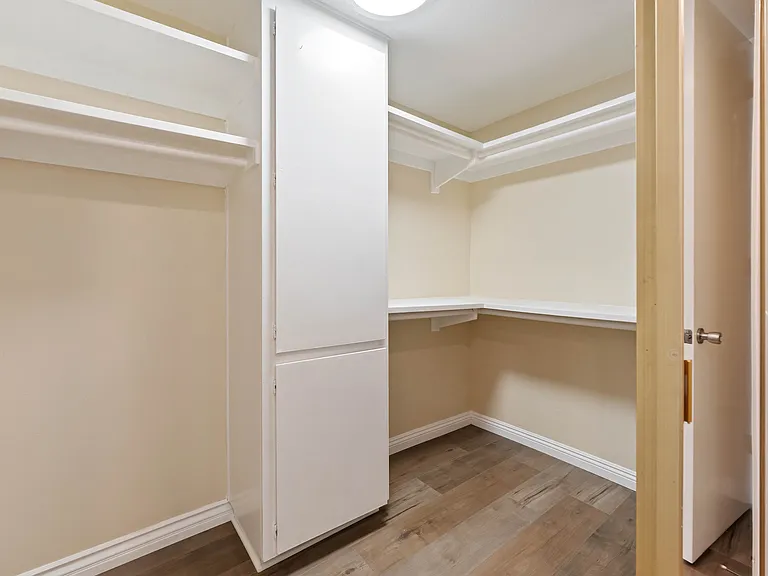 5340 Yarmouth Ave #108 — Photo 23