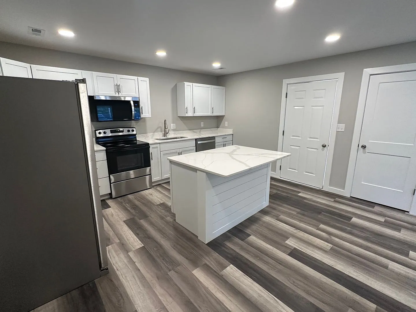 Available now! Brand new - 2BR/2BA with garage Clear Creek — Photo 2