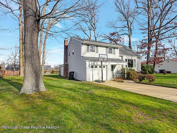 3rd image of 13 Roslyn Dr