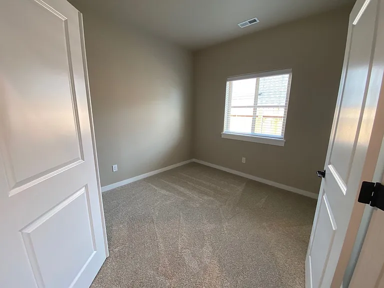 909 Durham Ave — Photo 10