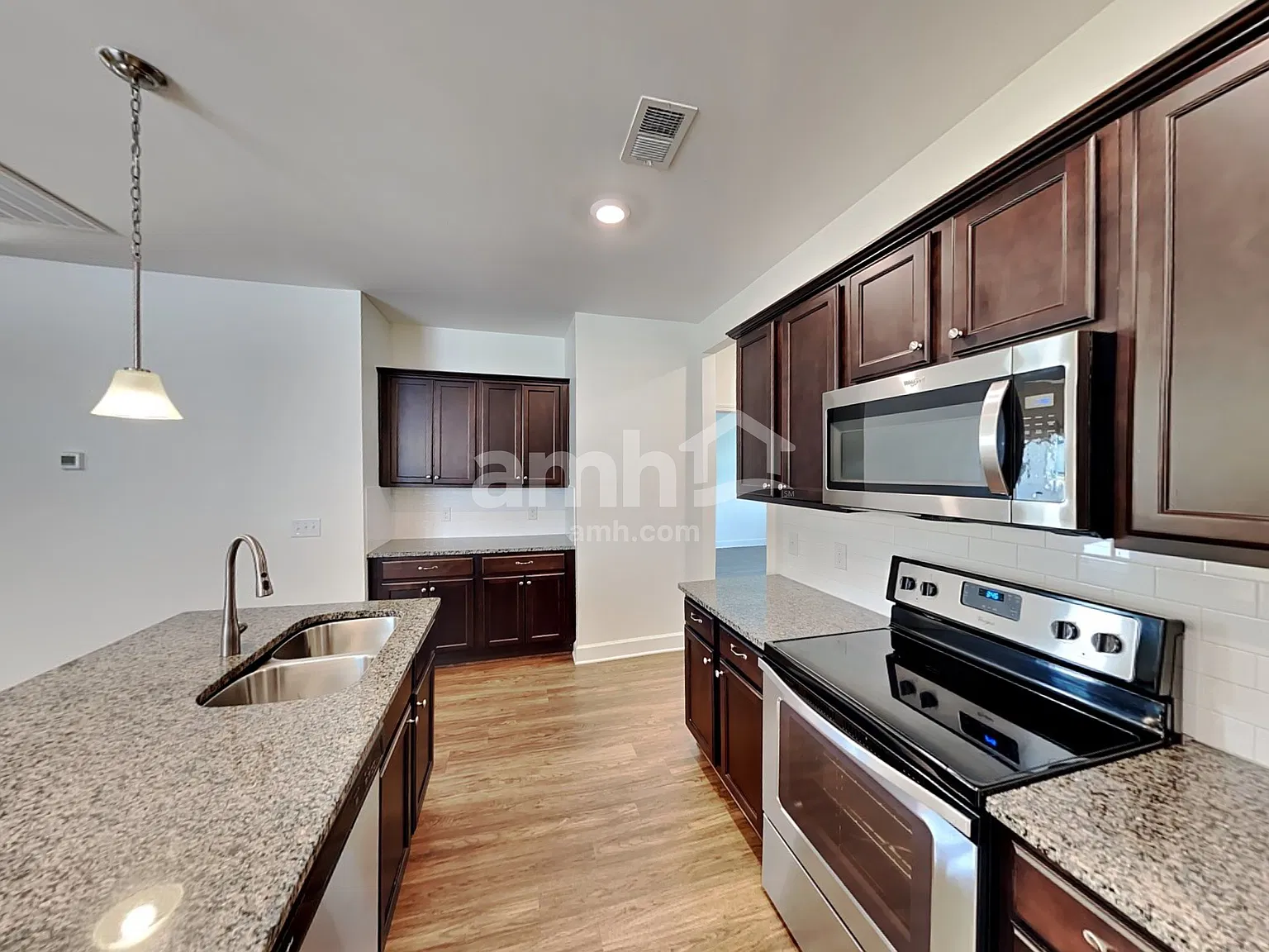 4 bed, 2.5 bath, 2204 sqft, $2,570 — Photo 3
