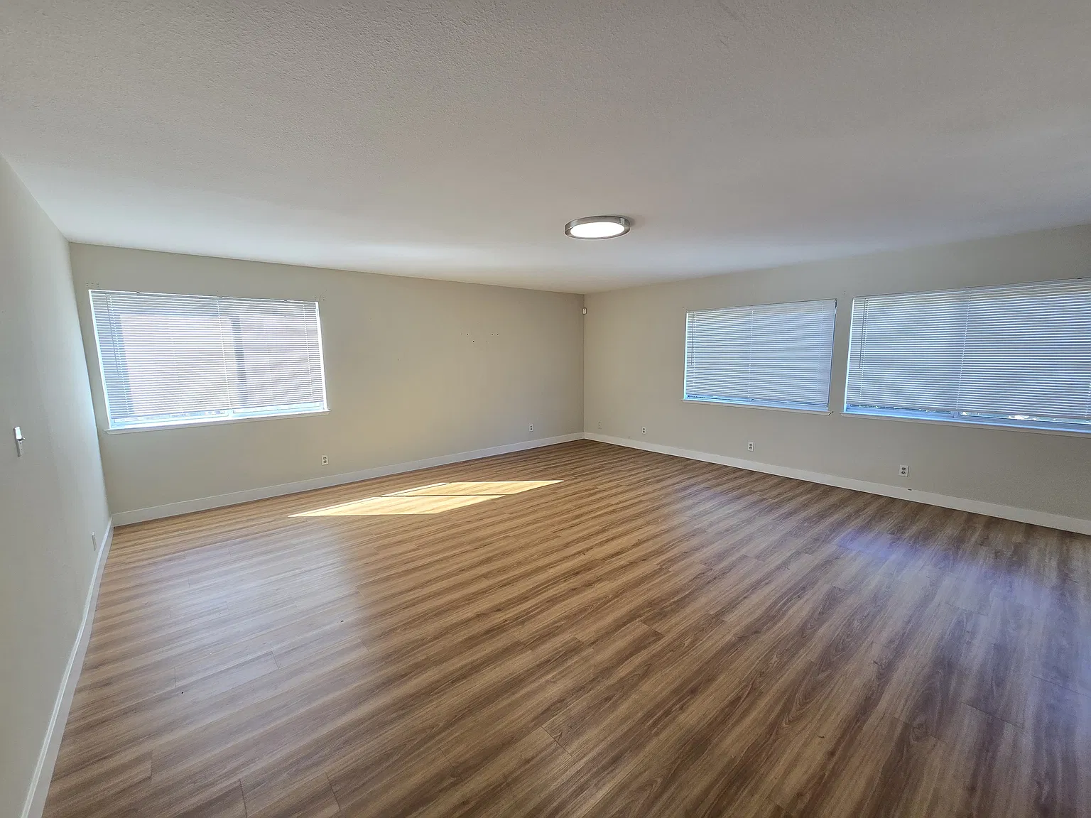 3 bed, 1340 sqft, $4,290 — Photo 3