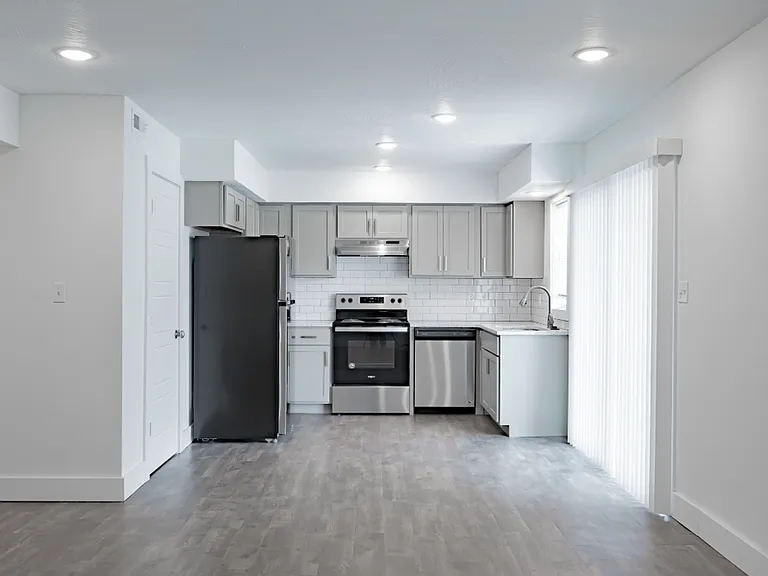 Montclair Point Condominiums — Photo 1