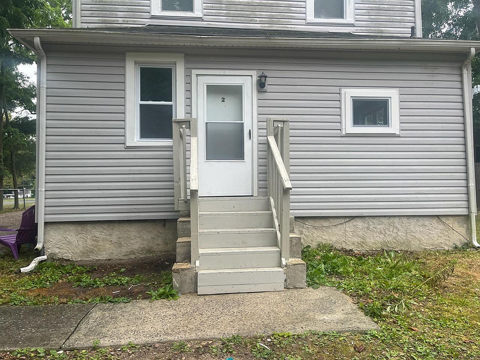 1st image of 7 Circle Dr APT 2
