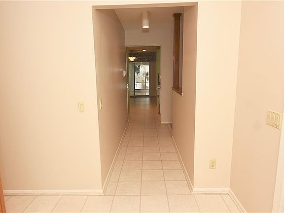 5th image of 22185 Meadownorth Ct