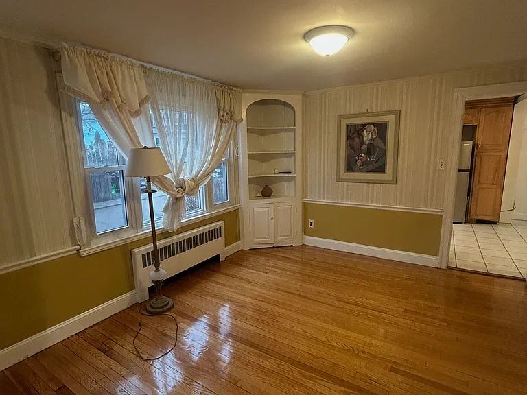 632 W Roxbury Pkwy — Photo 4