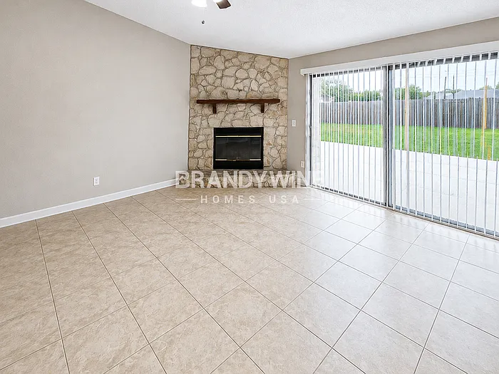 4 bed, 2.0 bath, 1665 sqft, $2,163 — Photo 4