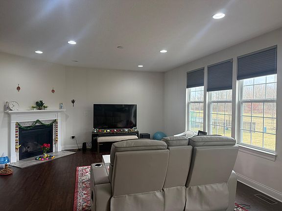 4th image of 10054 Viburnum Dr