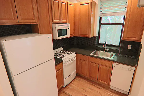 Rented by PMG Real Estate  | media 43