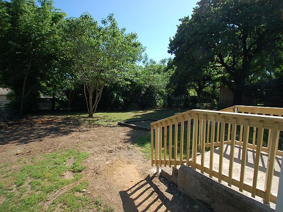3rd image of 4817 White Oak Ln