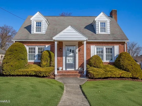 6 Margerie St, Lee, MA 01238