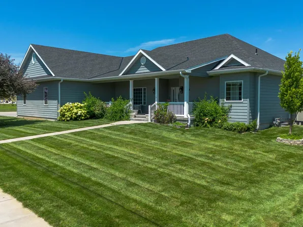 1314 N Shore Dr, Hastings, NE 68901